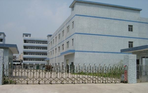 独院厂房分租 现成的家俱厂有大约300平方的喷油房 空地大